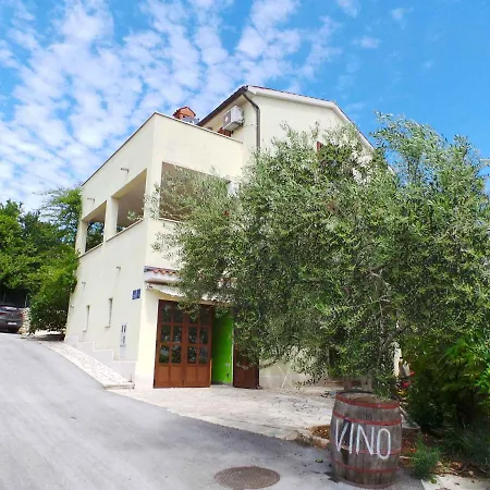 Apartment Premantura 1 *